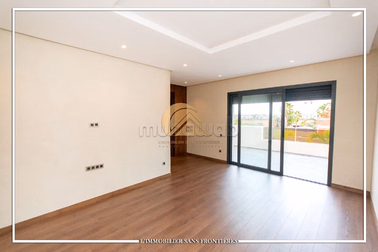 Villa moderne vide à louer, résidence golfique, piscine et jardin privés, Route Ourika