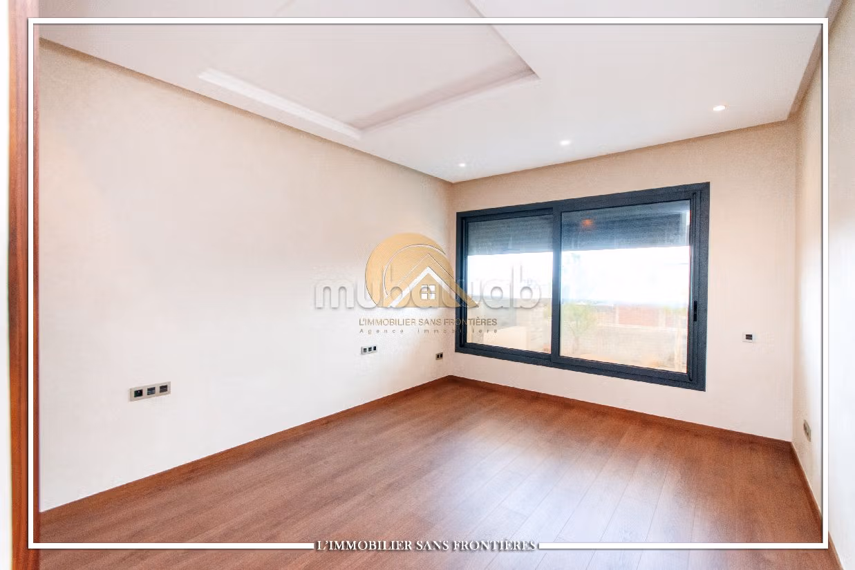 Villa moderne vide à louer, résidence golfique, piscine et jardin privés, Route Ourika