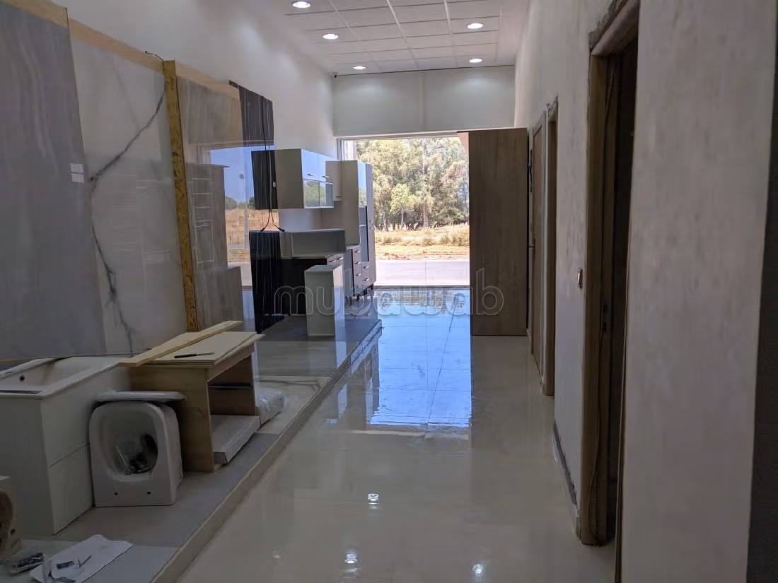 Offices & shops to rent in Riad Oulad Mtaa. Area of 254 m². Soundproofing, Secured door