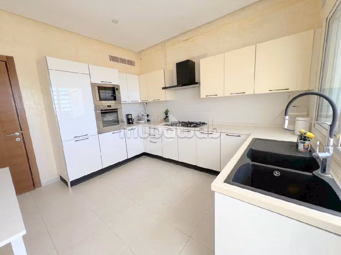 Sell apartment in El Kantaoui. 4 rooms. Carpark, Balcony. 