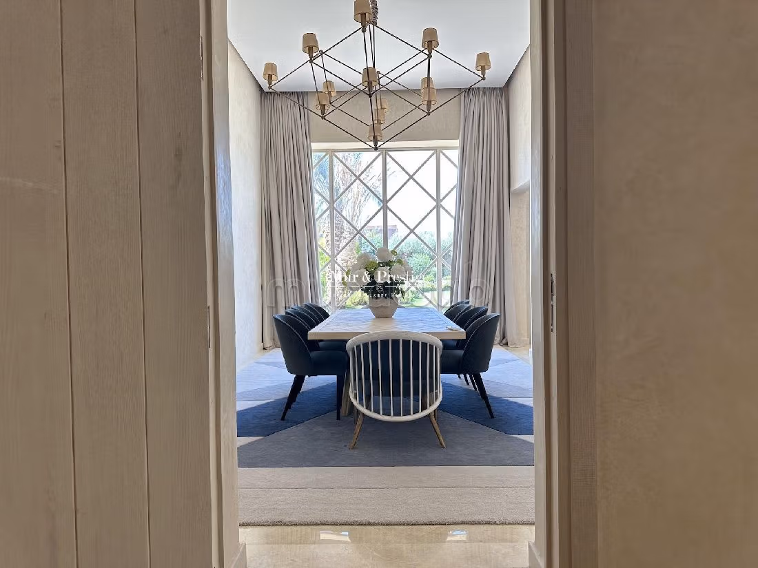 Magnifica villa in vendita. 5 locali. Con camino e piscina. 