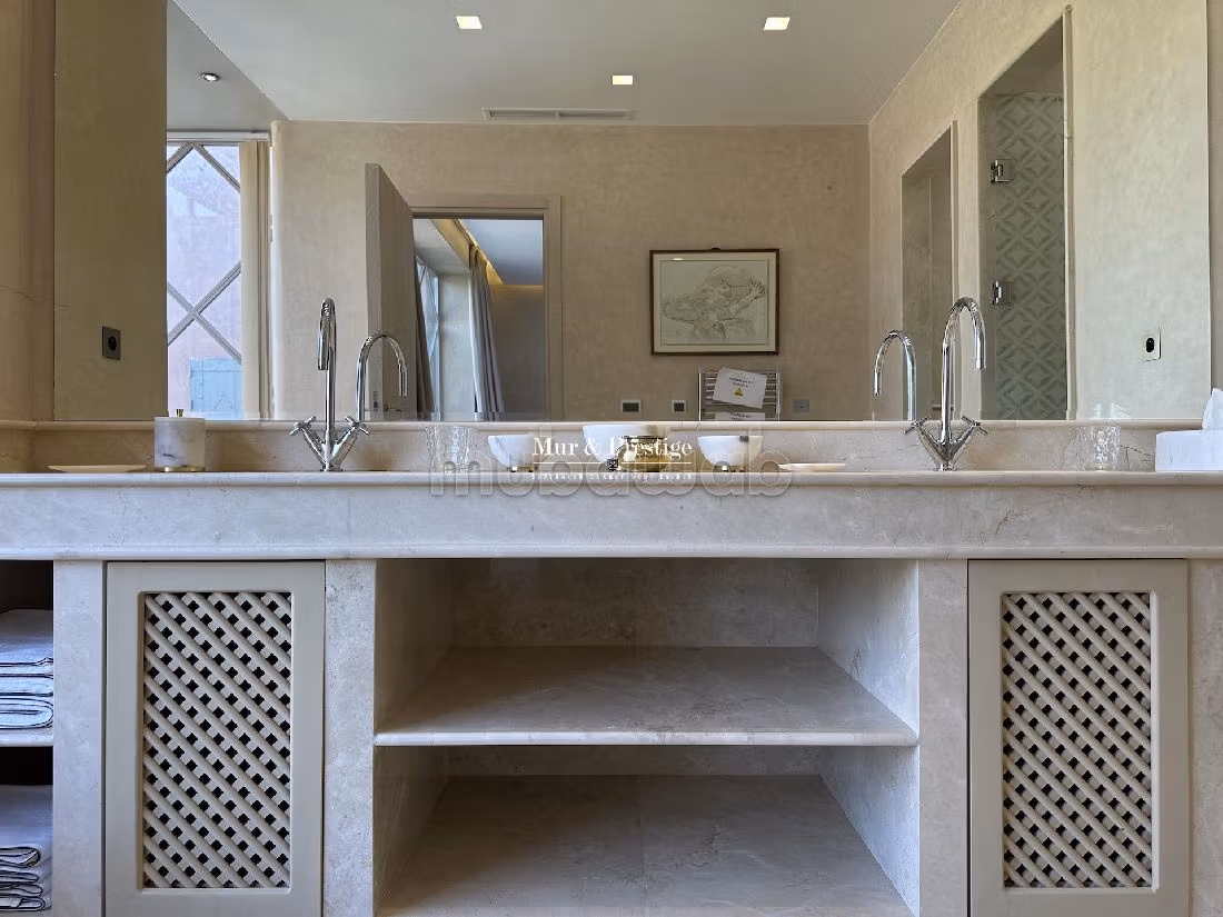 Magnifica villa in vendita. 5 locali. Con camino e piscina. 