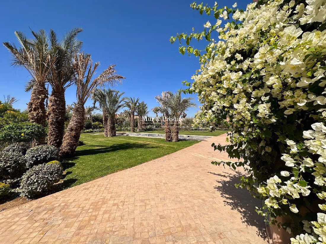 Magnifica villa in vendita. 5 locali. Con camino e piscina. 