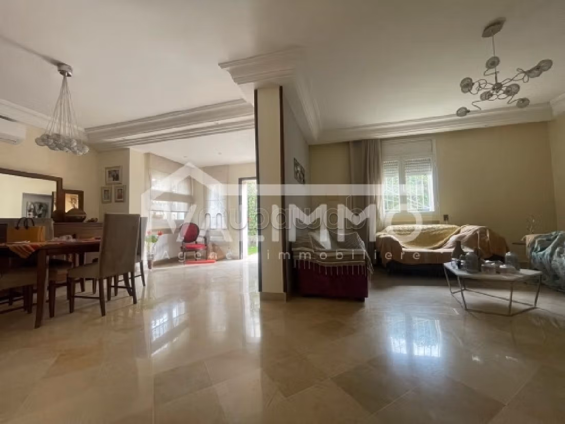 House for sale in Les Jardins d'El Menzah 1. 3 large living areas. Private car park. 