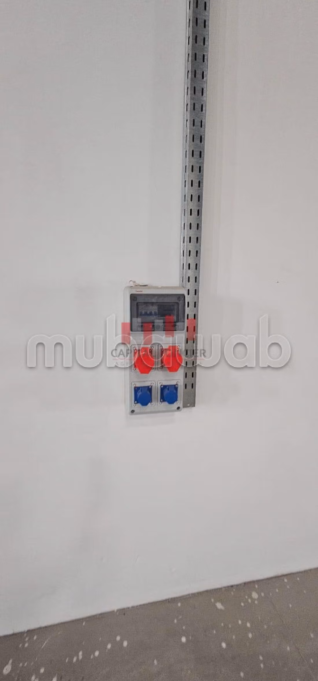 Offices & shops to rent in Zone Industrielle. Total area 1875 m²