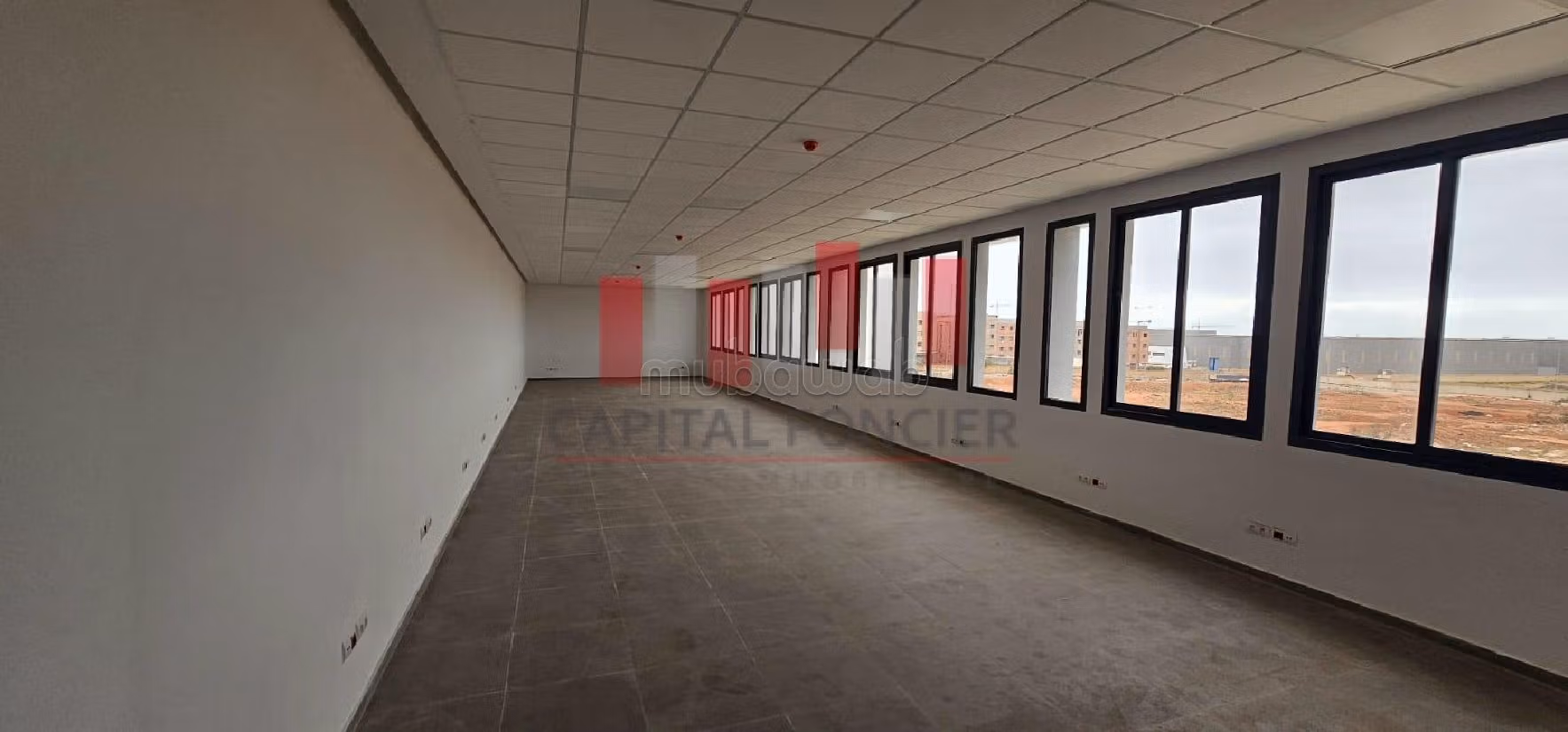 Offices & shops to rent in Zone Industrielle. Total area 1875 m²