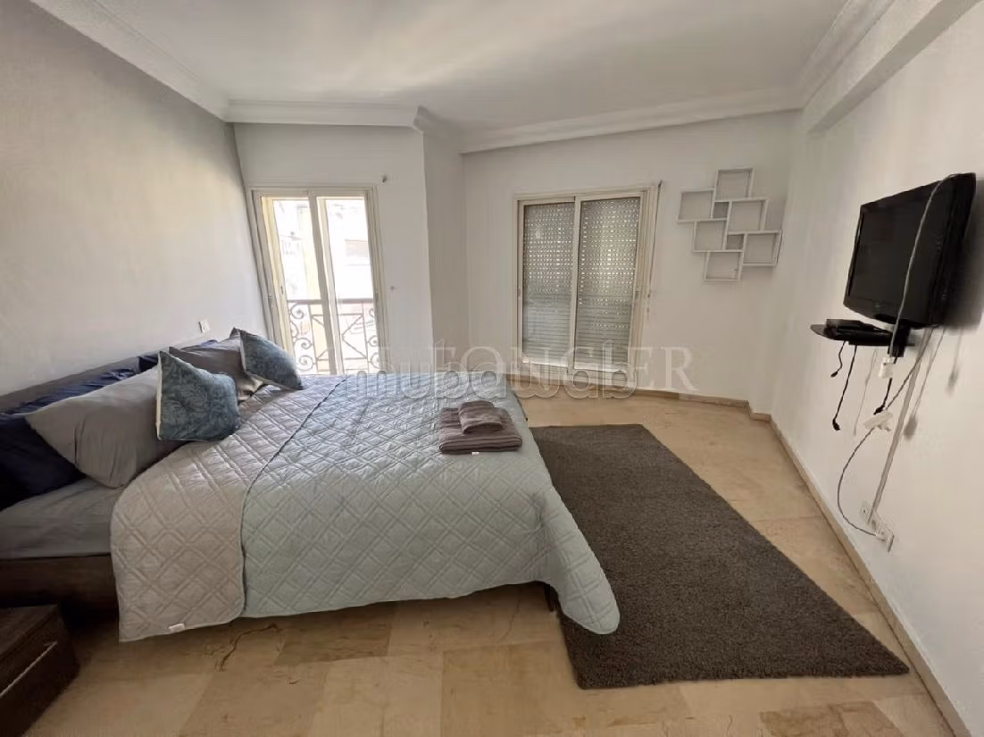 Very nice apartment for rent in Triangle d'Or. 1 lovely room. Cellar