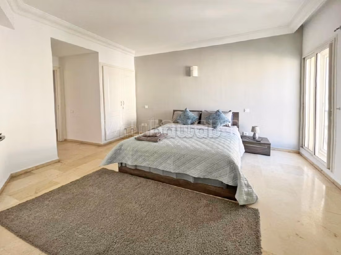 Very nice apartment for rent in Triangle d'Or. 1 lovely room. Cellar