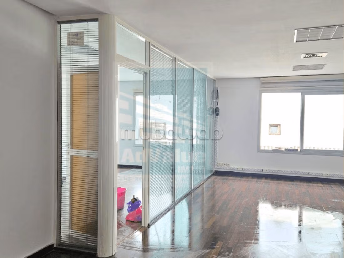 Te huur: kantoorruimte in Les Hôpitaux. Oppervlakte 77 m². Garage en lift. 