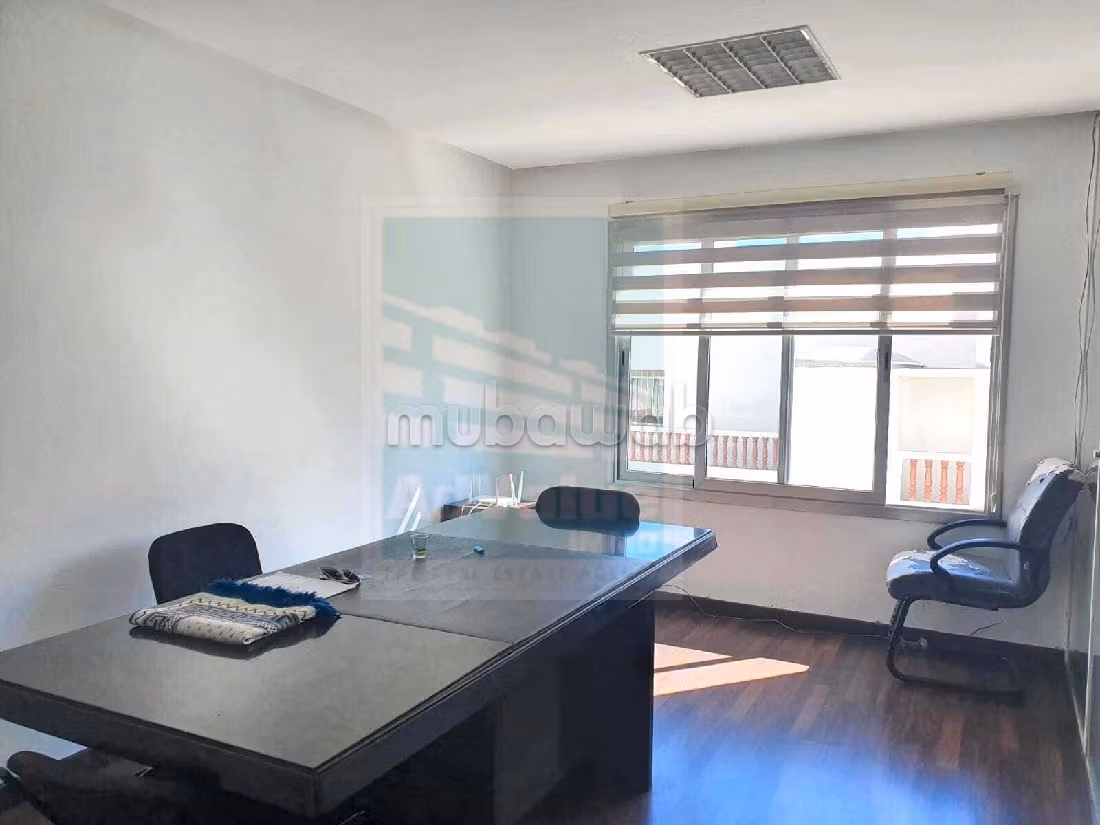 Te huur: kantoorruimte in Les Hôpitaux. Oppervlakte 77 m². Garage en lift. 