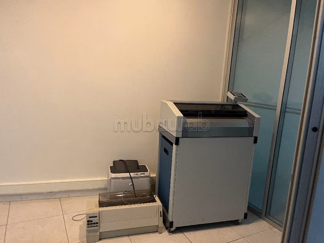 Oficinas en alquiler en Racine. Área total 145 m². Conserje y aire condicionado. 