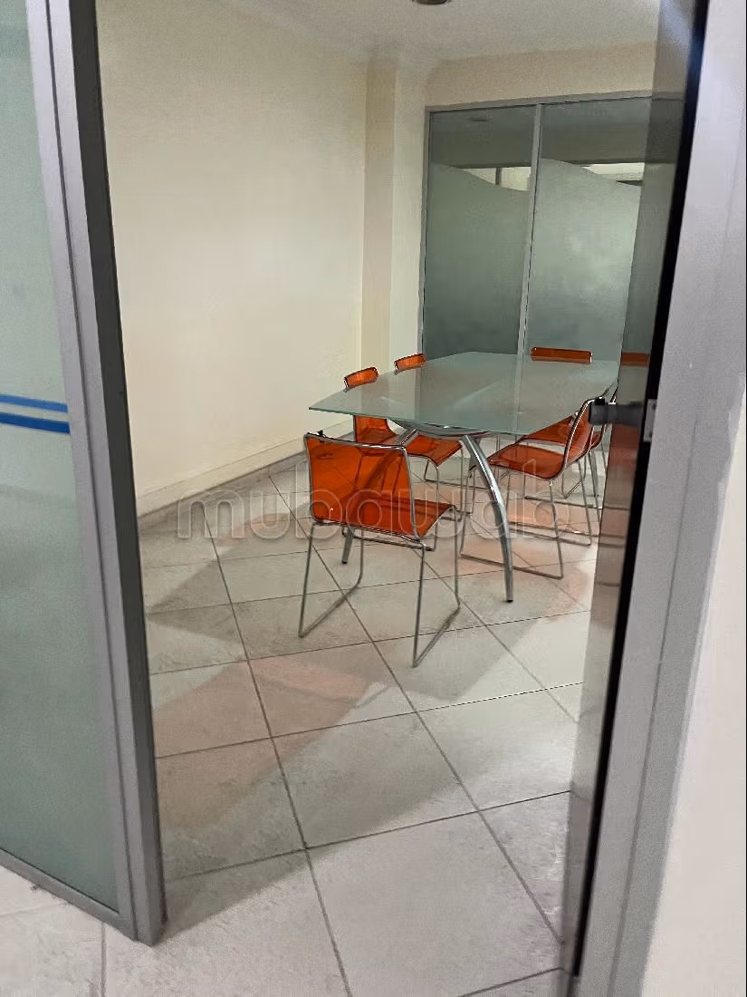 Oficinas en alquiler en Racine. Área total 145 m². Conserje y aire condicionado. 