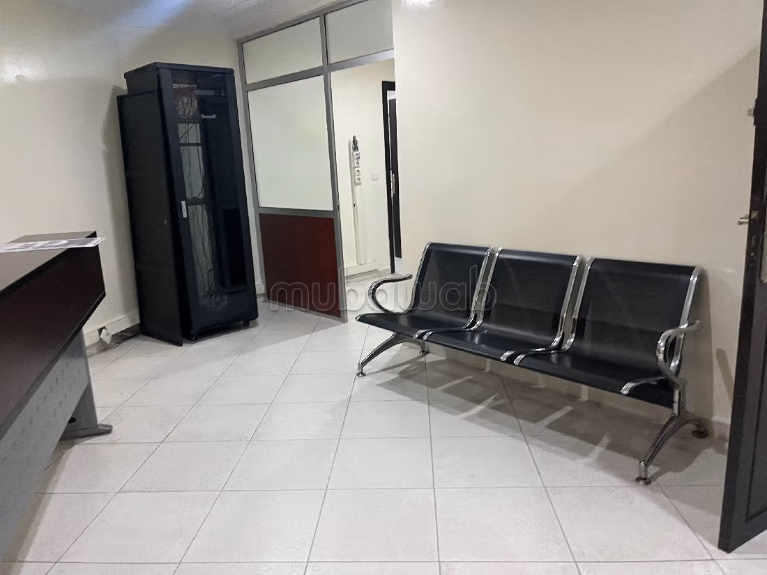 Oficinas en alquiler en Racine. Área total 145 m². Conserje y aire condicionado. 