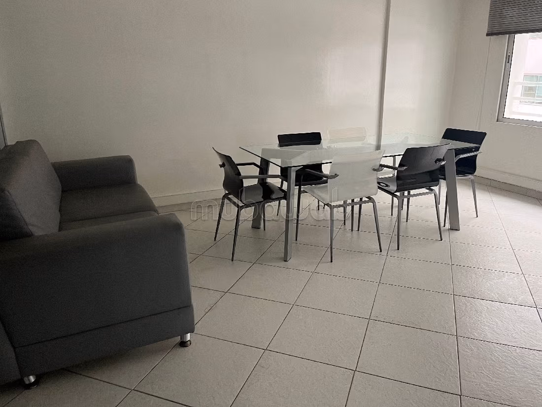 Oficinas en alquiler en Racine. Área total 145 m². Conserje y aire condicionado. 