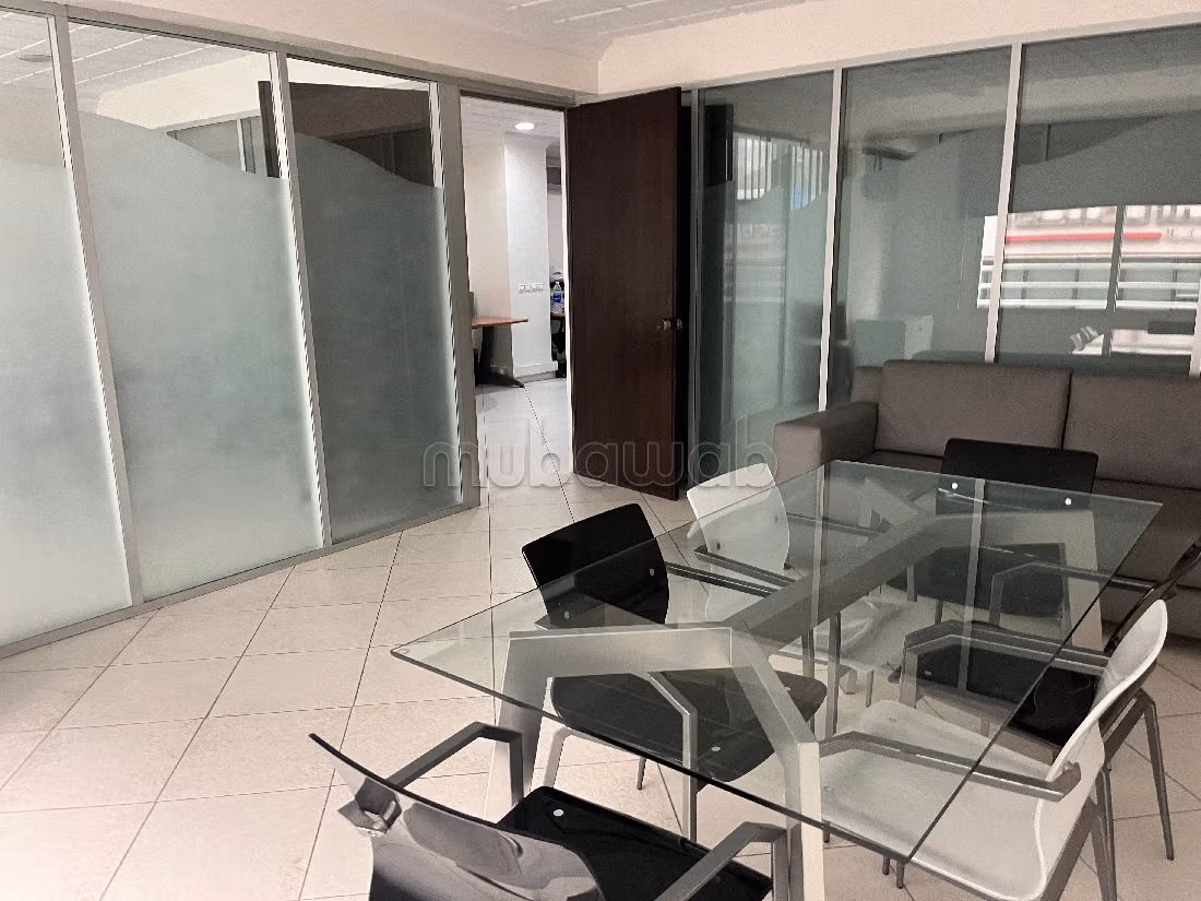 Oficinas en alquiler en Racine. Área total 145 m². Conserje y aire condicionado. 