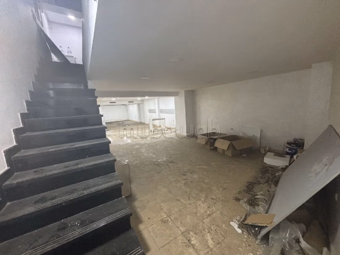 Offices & shops for sale in Les Hôpitaux. Dimension 254 m². 