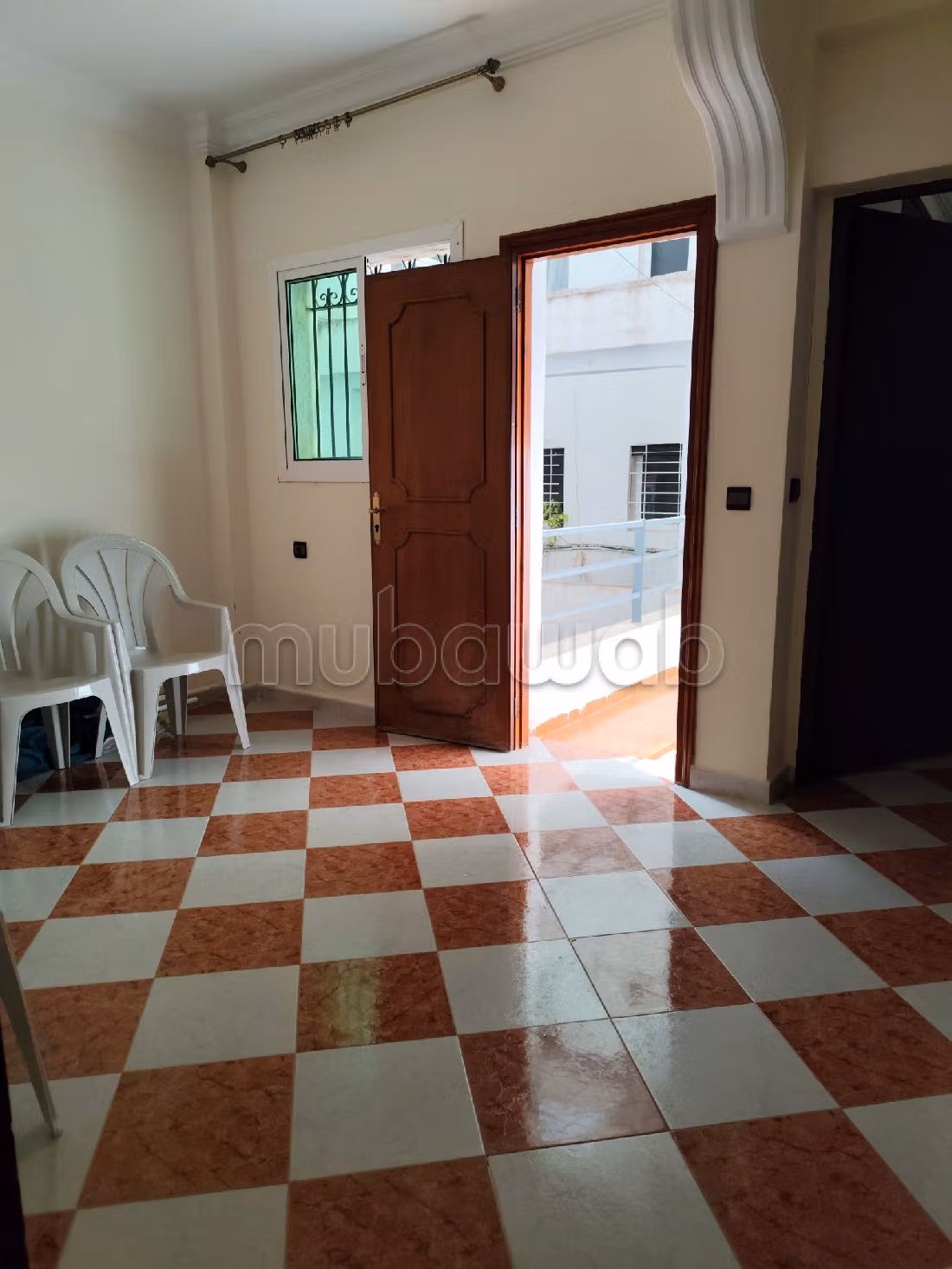 Find an apartment to buy in Wilaya. 7 large rooms. Secured door. 
