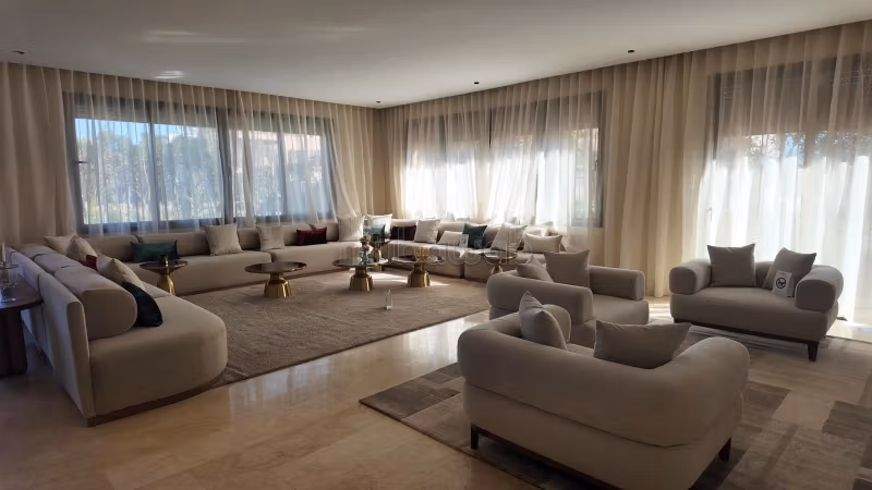Villa 4 chambres avec cours Anglaise 4 salons et Piscine Privée 330 m²