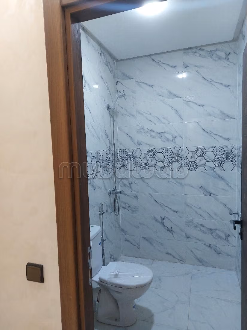 Vendita di uno splendido appartamento a Assanaouber. 2 belle camere da letto. Salotto marocchino e antenna parabolica