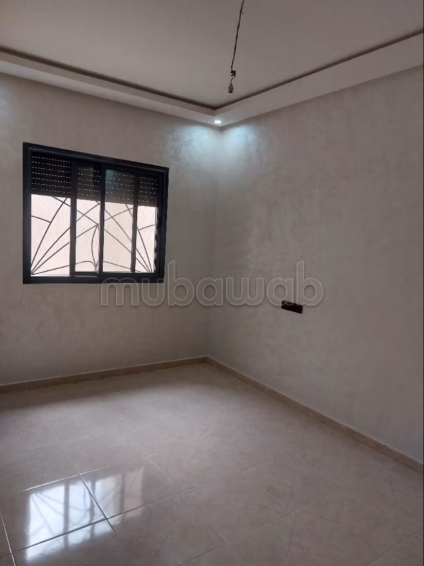 Vendita di uno splendido appartamento a Assanaouber. 2 belle camere da letto. Salotto marocchino e antenna parabolica