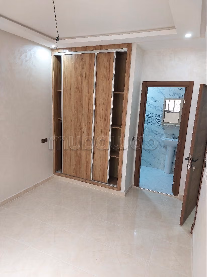 Vendita di uno splendido appartamento a Assanaouber. 2 belle camere da letto. Salotto marocchino e antenna parabolica