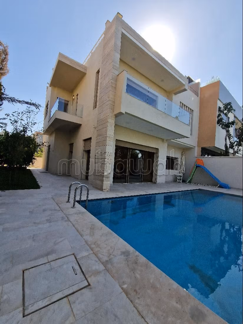 Villa's en luxe woningen beschikbaar in Route de Tahanaout. 8 Ruimtes. Gemeubileerd