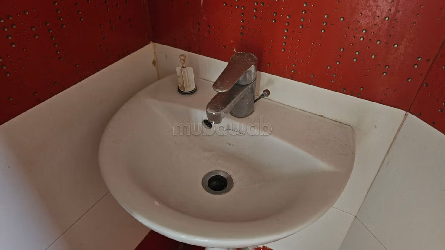 Huren: commercieel vastgoed. Oppervlakte 150 m². Lift en parkeerplaats. 