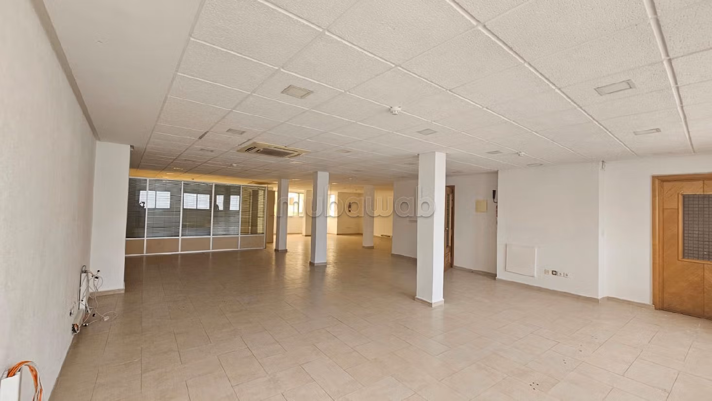 Huren: commercieel vastgoed. Oppervlakte 150 m². Lift en parkeerplaats. 