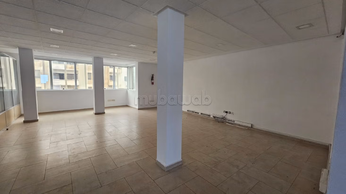 Huren: commercieel vastgoed. Oppervlakte 150 m². Lift en parkeerplaats. 