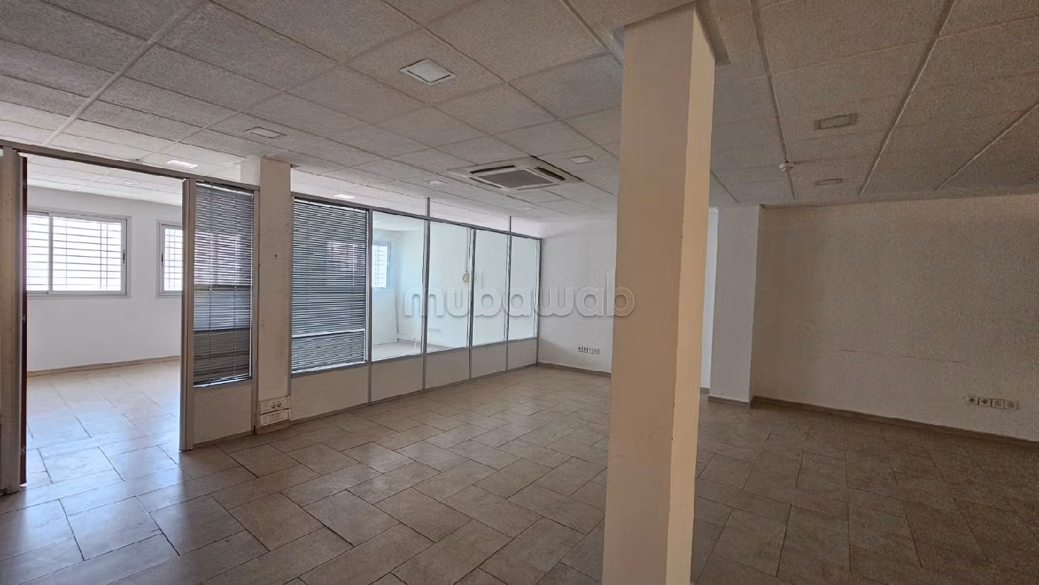 Huren: commercieel vastgoed. Oppervlakte 150 m². Lift en parkeerplaats. 