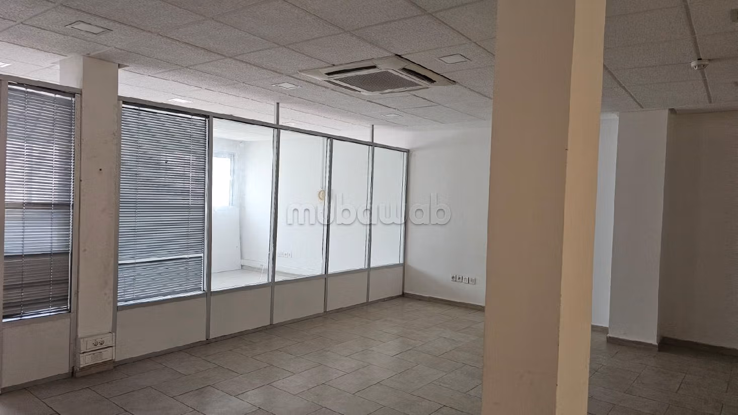 Huren: commercieel vastgoed. Oppervlakte 150 m². Lift en parkeerplaats. 