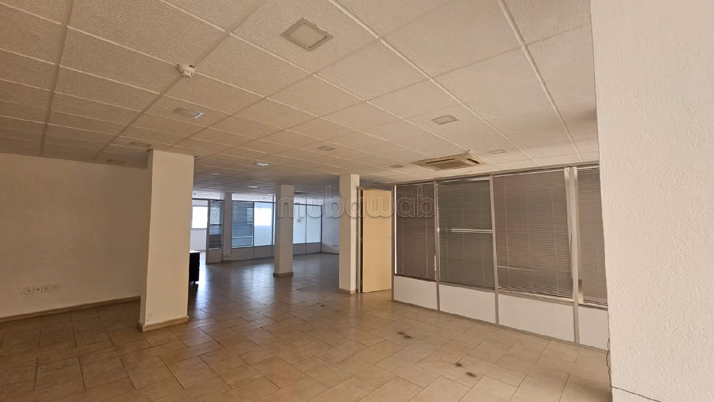 Huren: commercieel vastgoed. Oppervlakte 150 m². Lift en parkeerplaats. 