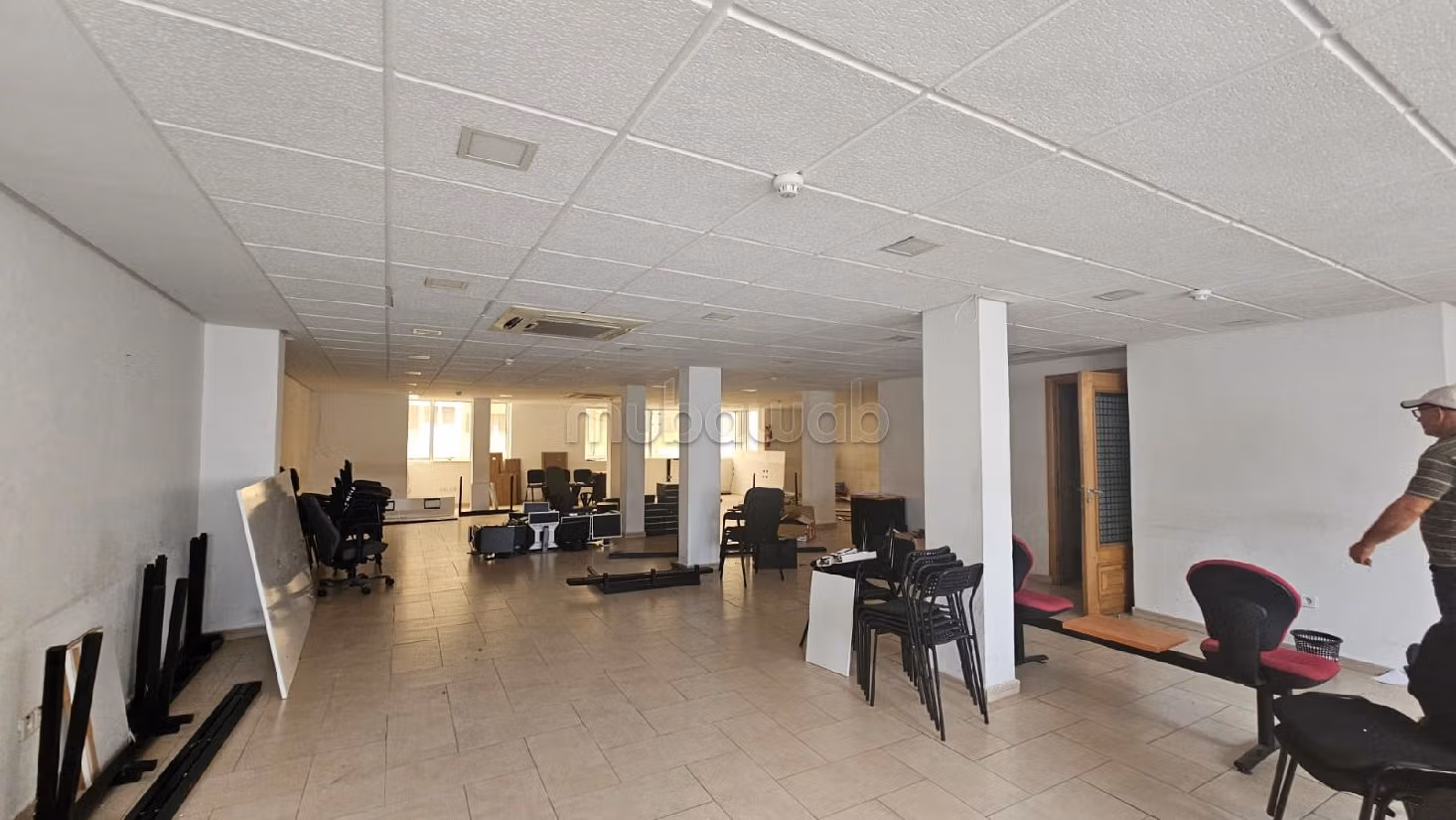 Huren: commercieel vastgoed. Oppervlakte 150 m². Lift en parkeerplaats. 