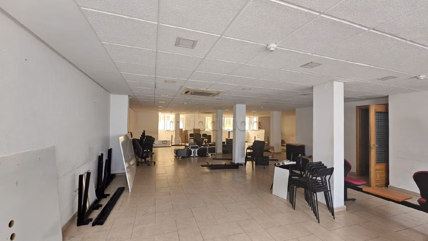 Huren: commercieel vastgoed. Oppervlakte 150 m². Lift en parkeerplaats. 