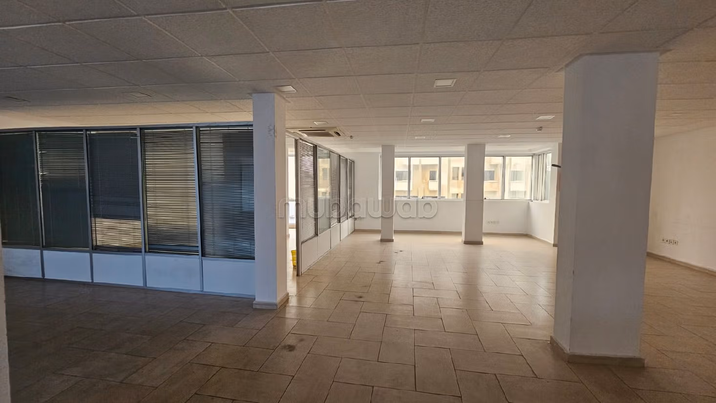 Huren: commercieel vastgoed. Oppervlakte 150 m². Lift en parkeerplaats. 