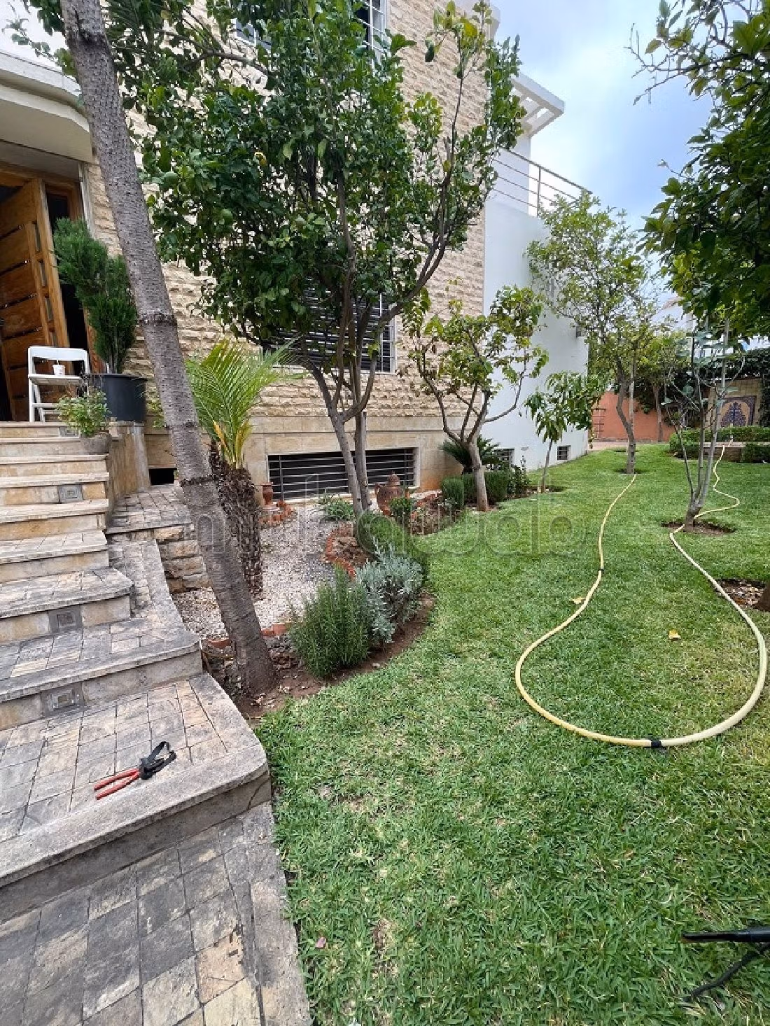 Meravigliosa villa in affitto. Superficie di 530 m². Posto auto e giardino. 