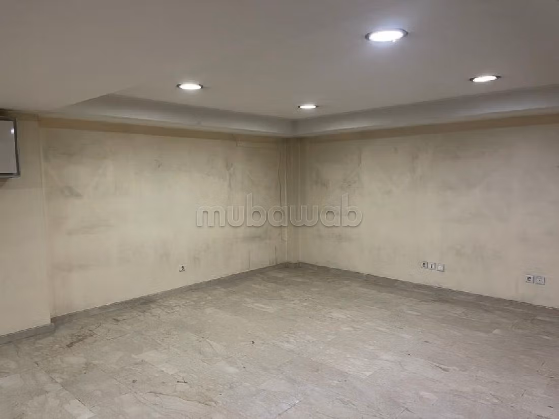 مكاتب ومحلات للإيجار براسين. المساحة الكلية 373 م². جو مكيف