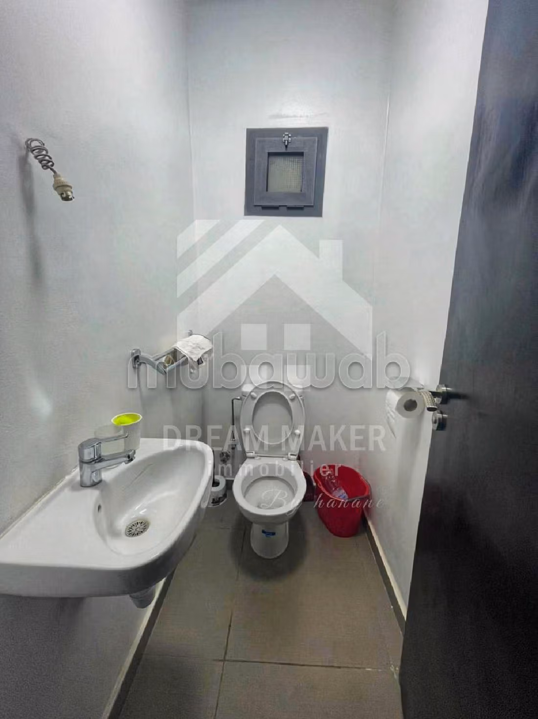 Bureau équipé a loué