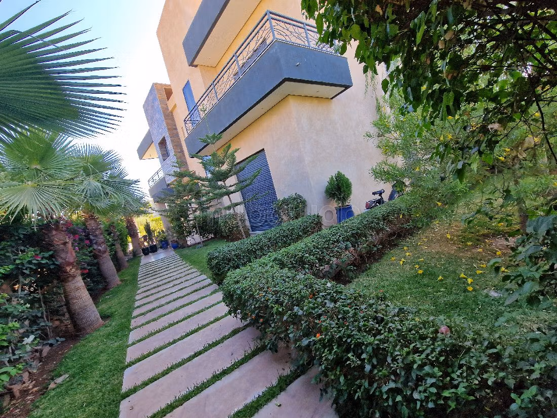 Villa's en luxe woningen om te kopen in Route de Tahanaout. Oppervlakte 798 m². Zwembad en conciërgeservice. 