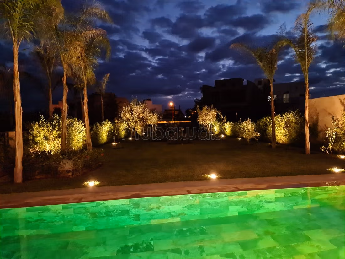 Villa's en luxe woningen om te kopen in Route de Tahanaout. Oppervlakte 798 m². Zwembad en conciërgeservice. 