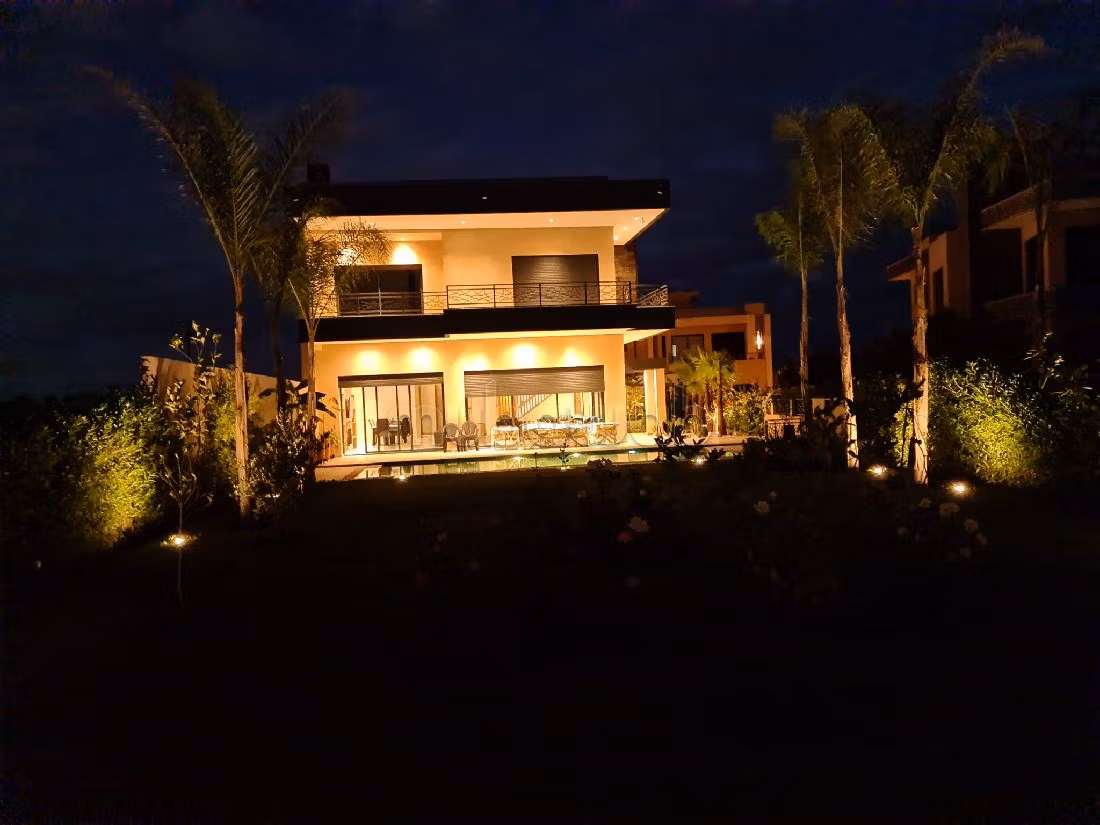 Villa's en luxe woningen om te kopen in Route de Tahanaout. Oppervlakte 798 m². Zwembad en conciërgeservice. 