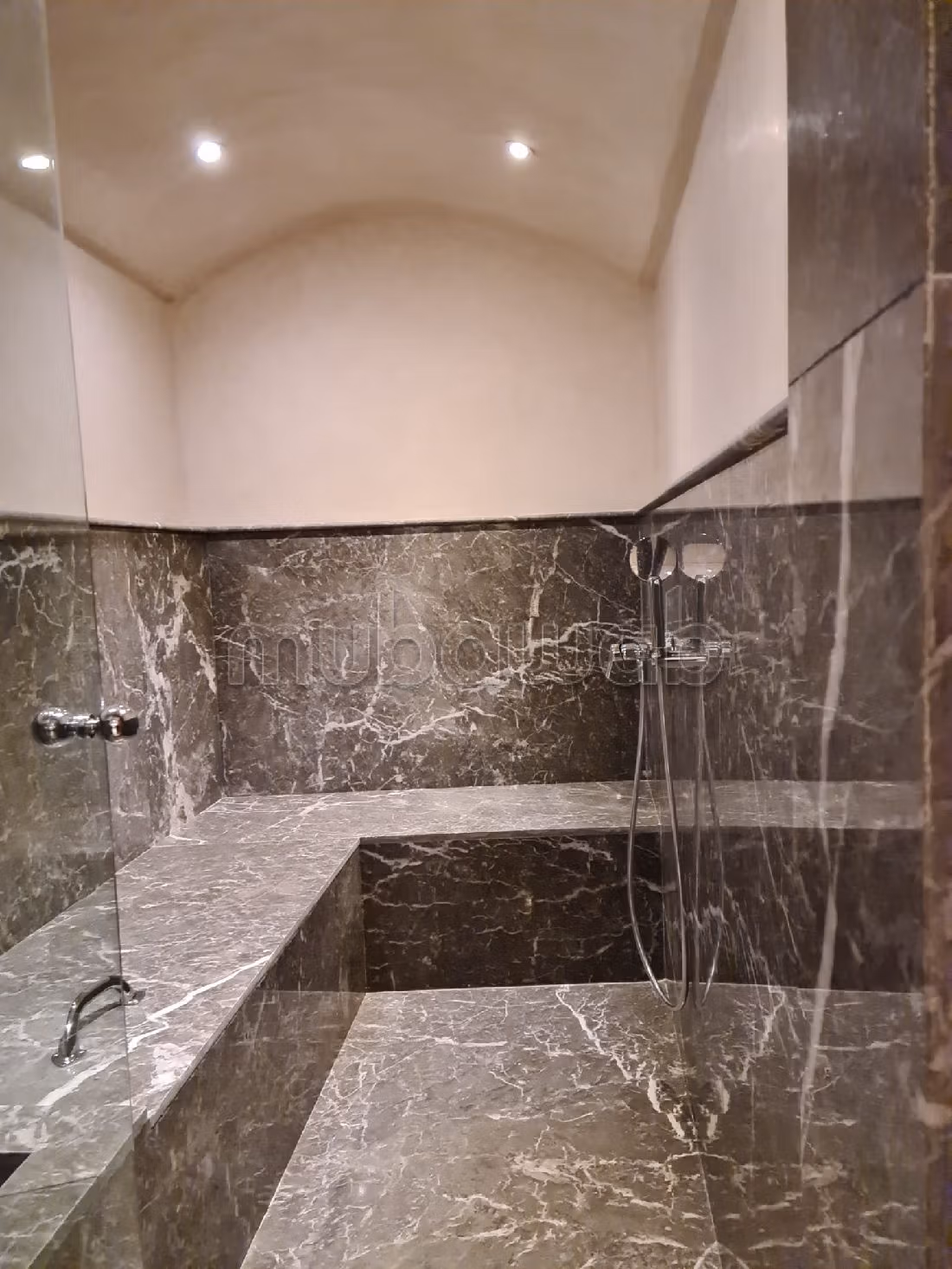 Villa's en luxe woningen om te kopen in Route de Tahanaout. Oppervlakte 798 m². Zwembad en conciërgeservice. 