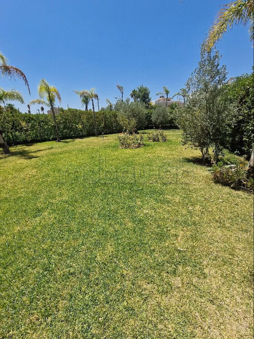 Villa's en luxe woningen om te kopen in Route de Tahanaout. Oppervlakte 798 m². Zwembad en conciërgeservice. 