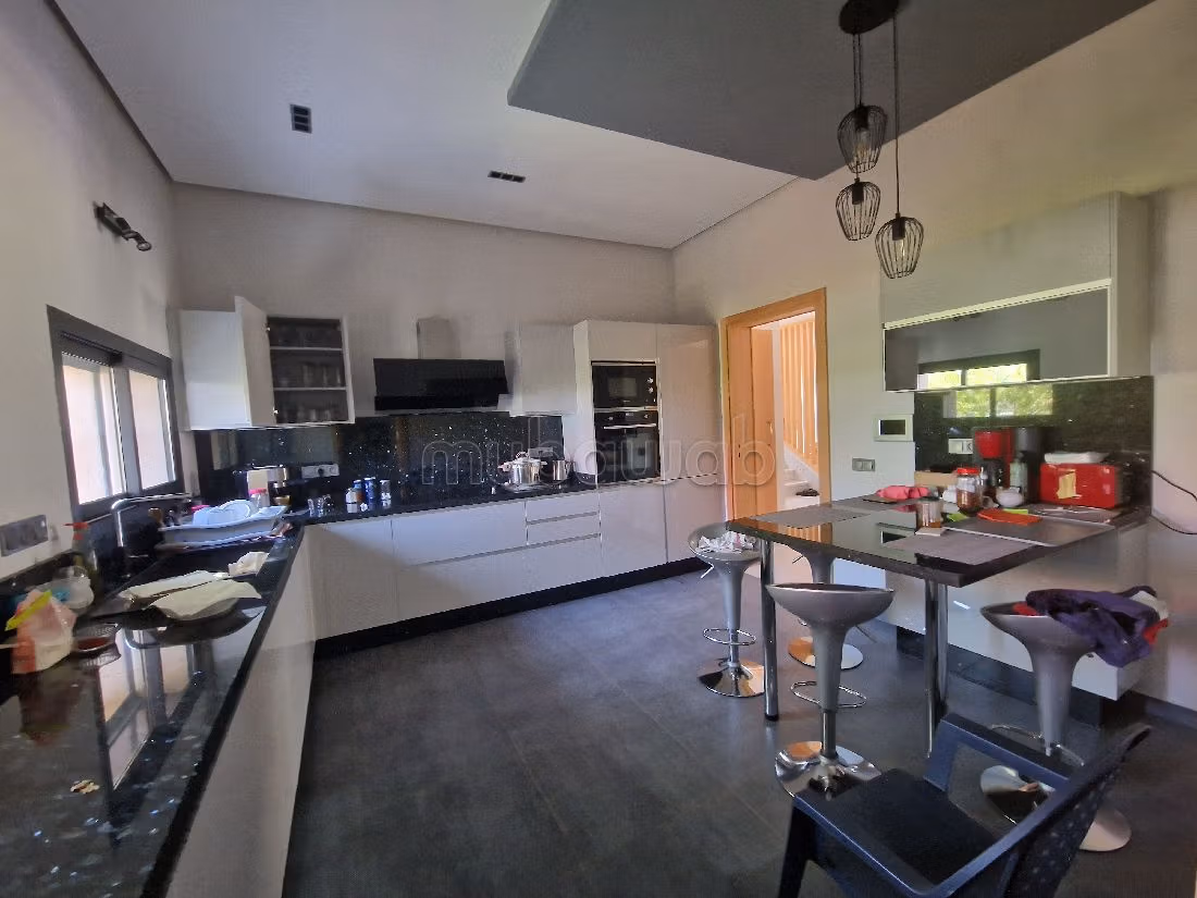 Villa's en luxe woningen om te kopen in Route de Tahanaout. Oppervlakte 798 m². Zwembad en conciërgeservice. 