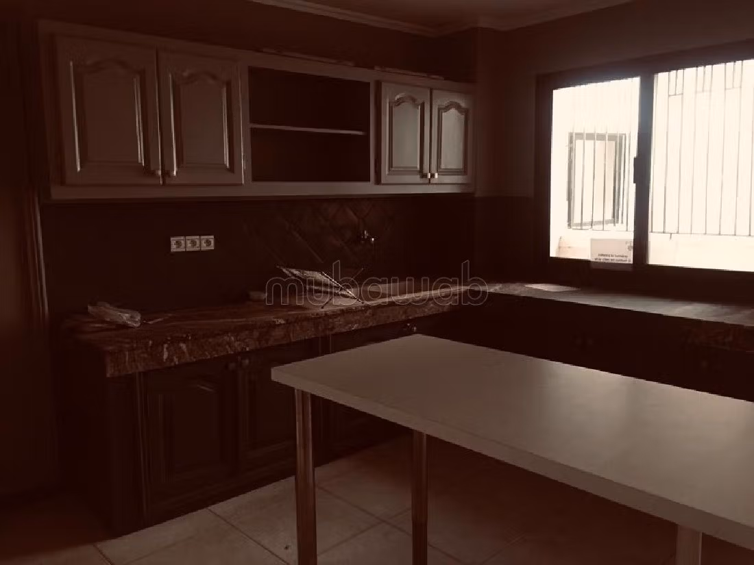 Offices for rent in Racine. Area 200 m². With lift