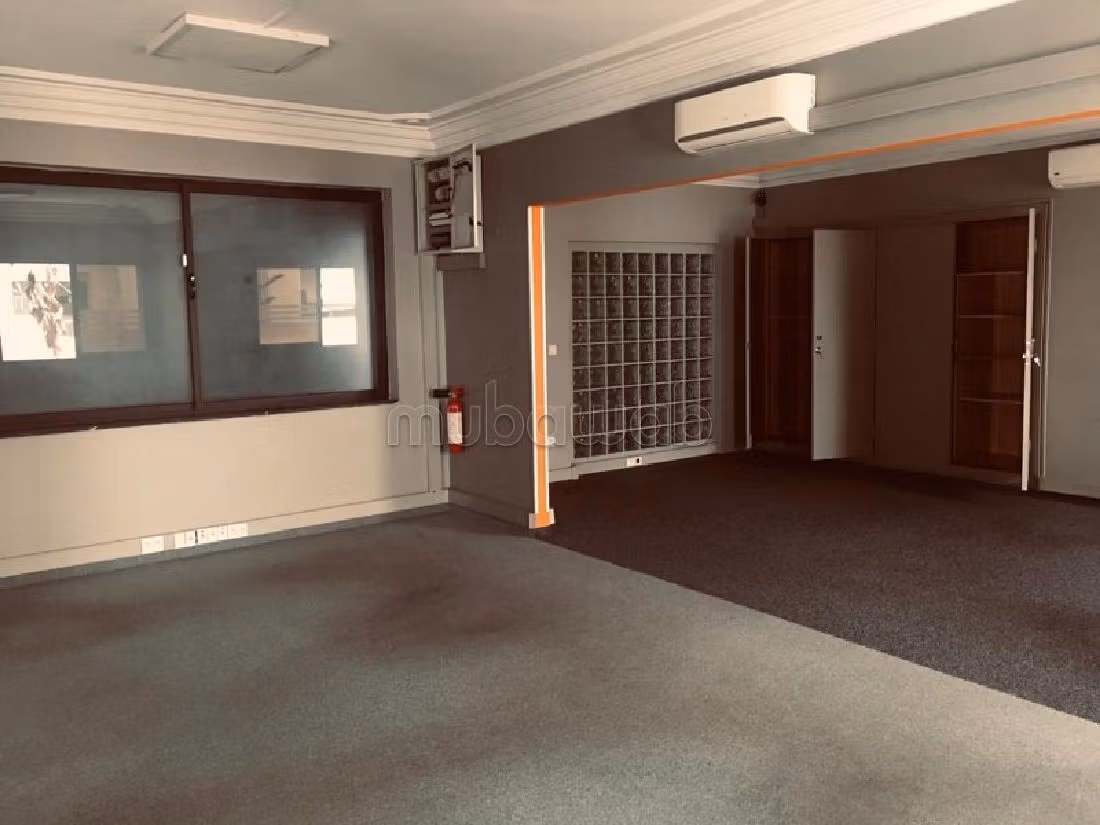 Offices for rent in Racine. Area 200 m². With lift