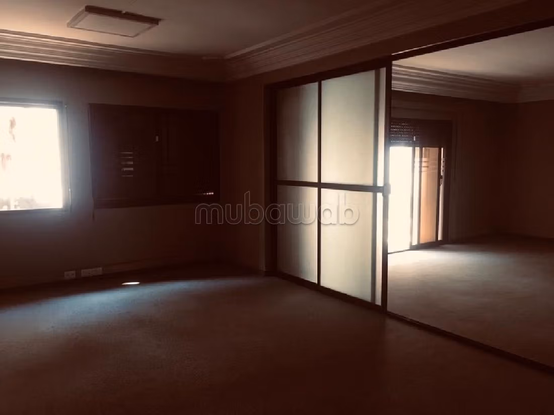 Offices for rent in Racine. Area 200 m². With lift
