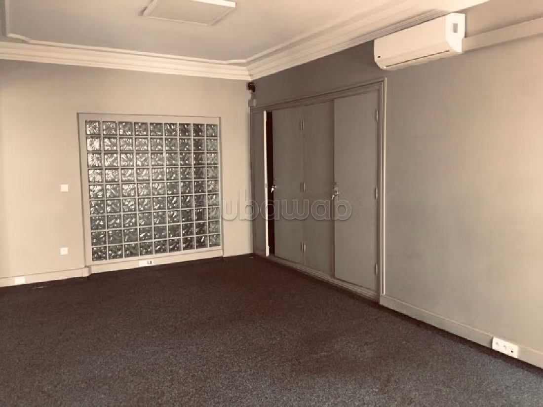 Offices for rent in Racine. Area 200 m². With lift