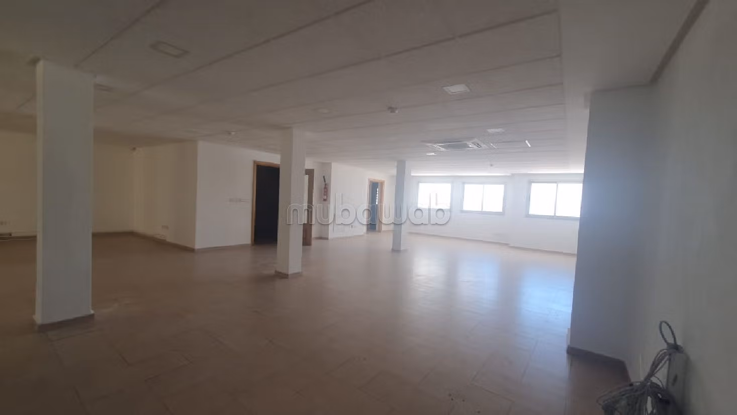 Ufficio da acquistare a Diour Jamaa. Superficie di 150 m². Posto auto e ascensore. 