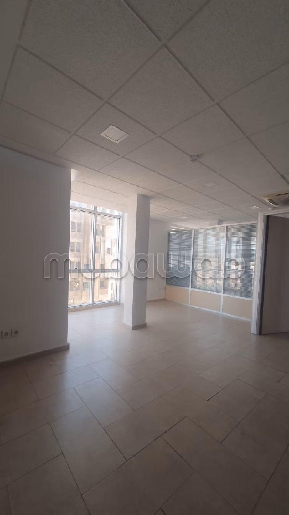 Ufficio da acquistare a Diour Jamaa. Superficie di 150 m². Posto auto e ascensore. 